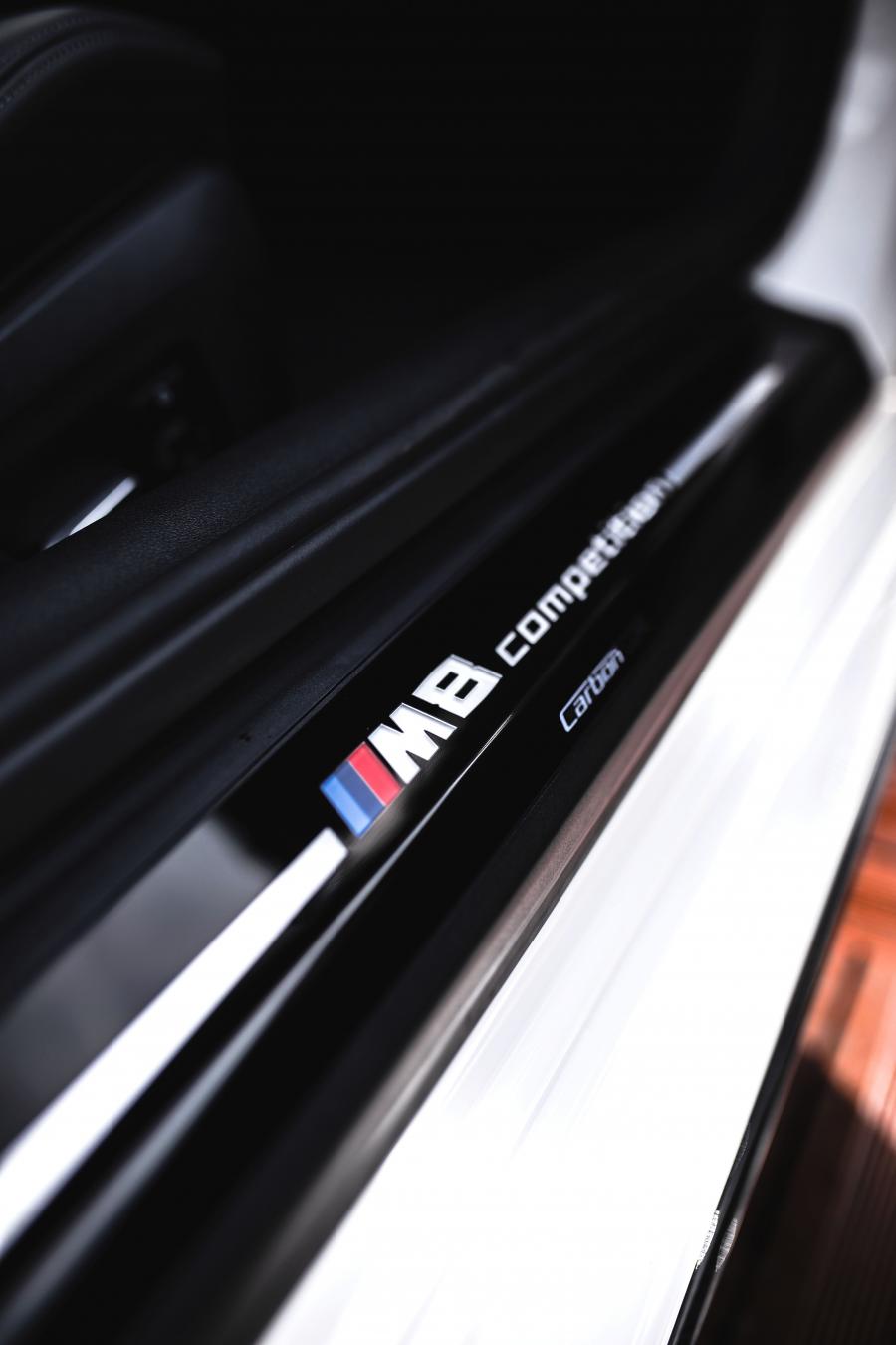 Детали интерьера BMW M8 Competition Coupe MotoGP Safety Car (F92) 2019 года  (фото 35 из 38)